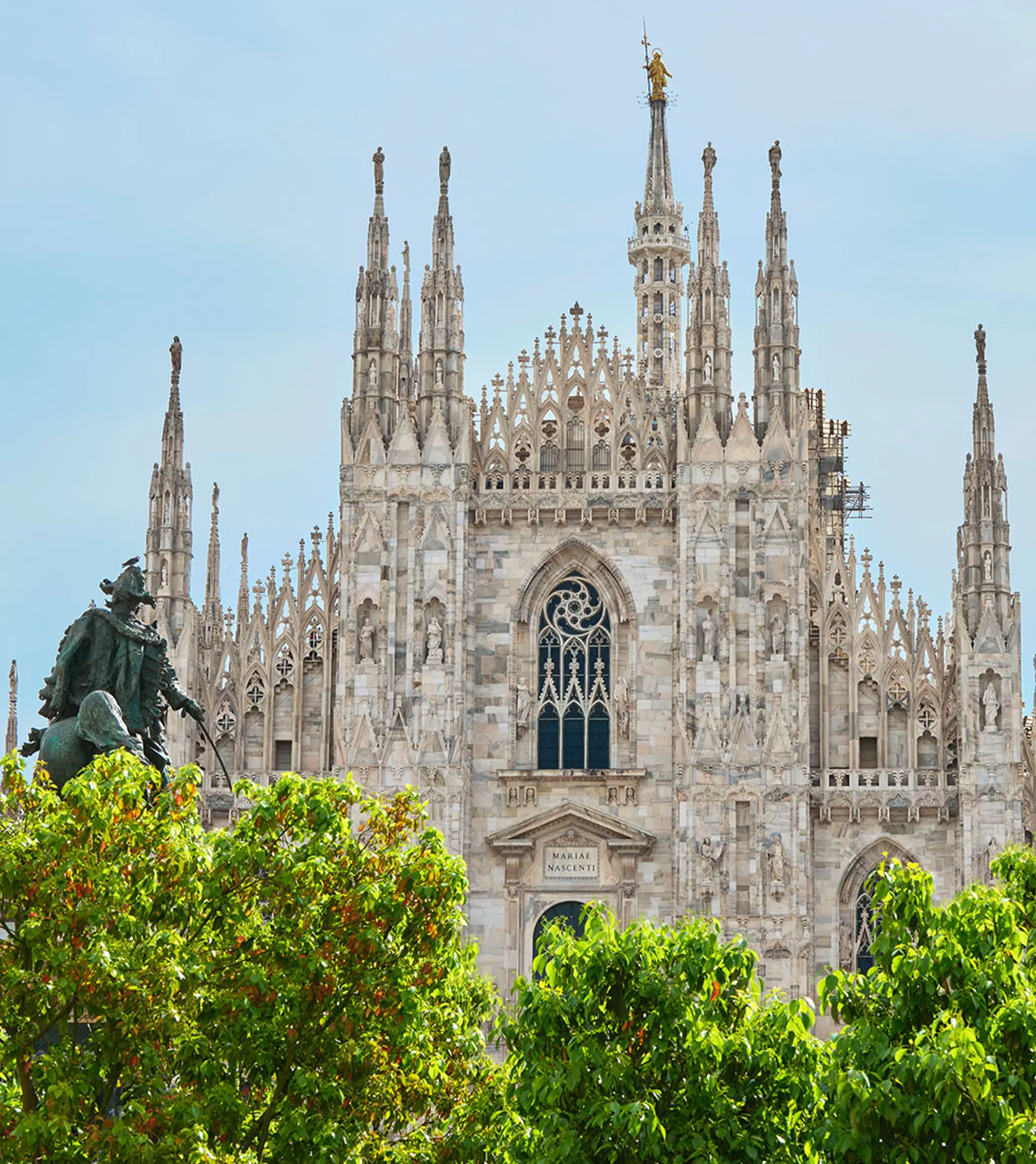 Die von ZEGNA erneuerten und gepflegten Blumenbeete auf der Piazza del Duomo in Mailand.